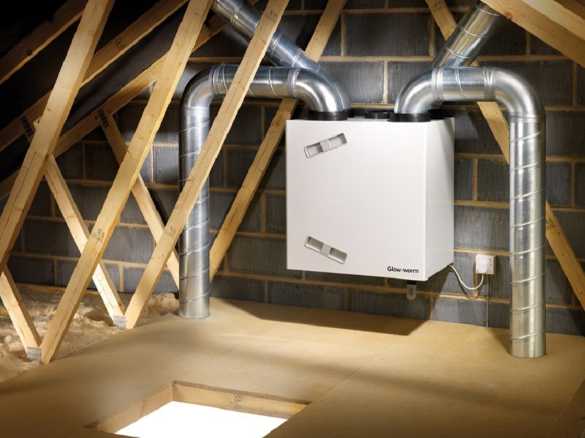 nucená ventilace je nejlépe umístěna v podkroví nebo ve sklepě, aby izolovat zdroj hluku