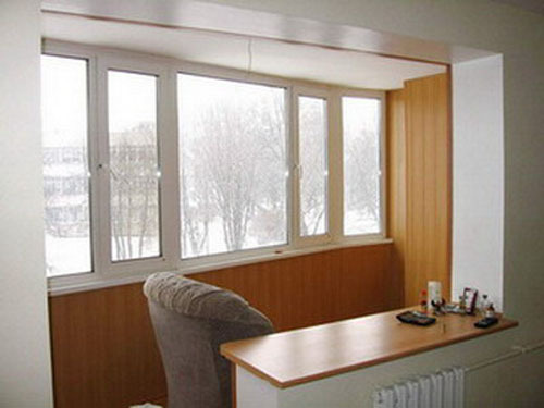 Kjøkken interiør med balkong