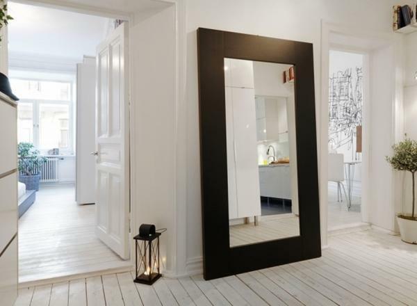 Espelho em um quadro bonito enfatizar o belo design salão