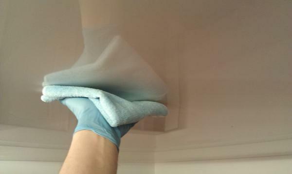 Cuidado de las superficies del techo del estiramiento se realiza utilizando una gamuza suave o un paño de microfibra para eliminar el polvo y la suciedad movimientos suaves
