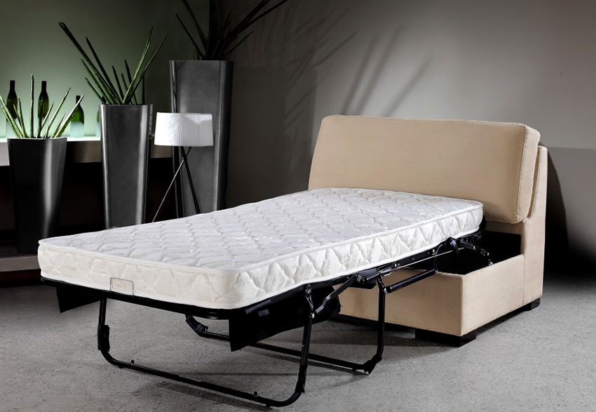 Voor permanent gebruik is een stoelbed met een orthopedisch matras optimaal. 