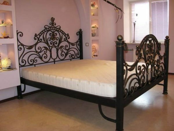 Bed Baroque can look good even in the interior of a modern bedroom