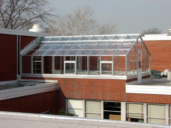 Robí skleník na streche, ušetríte na základoch, nesúci komunikácie inštalatérske, kúrenie a vetranie