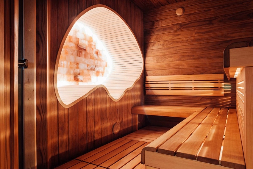 Bella illuminazione nella sauna utilizzando strisce LED e retroilluminazione dello schermo dal sale dell'Himalaya