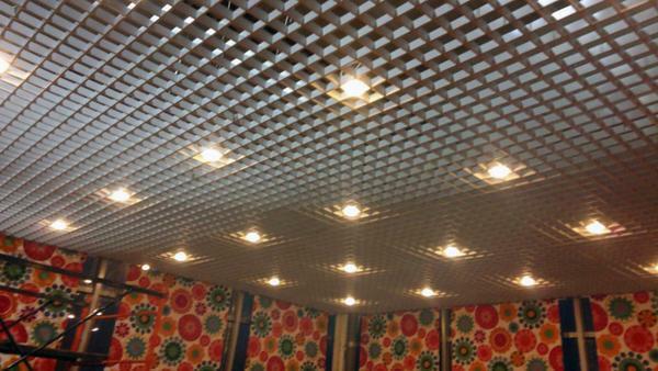 La prima cosa che deve essere fatto montando illuminazione a soffitto Grilyato - preparare luci a LED prodotti da un simile