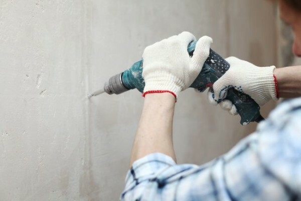E 'importante mantenere il martello perpendicolare alla parete