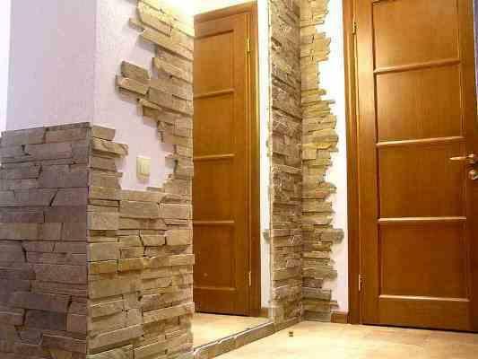 Kunstig stein er et populært materiale for etterbehandling overflater i korridoren