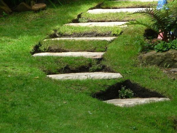 Beton lépcsők jól illeszkednek a belső kertben