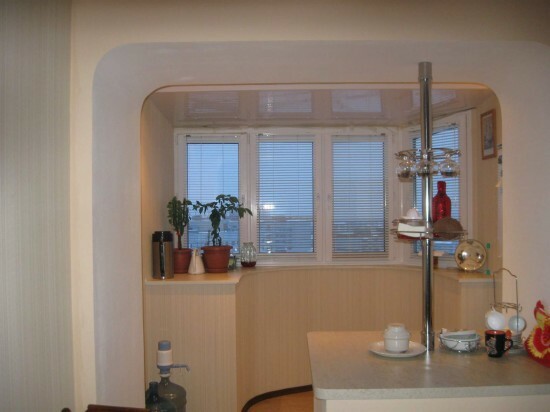 kuchyňský interiér pokoj s balkonem