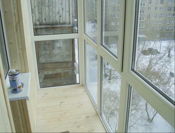 Panoramatický balkón teplejšie je inštalovať podlahovú krytinu pod infračerveným alebo sálavé podlahy