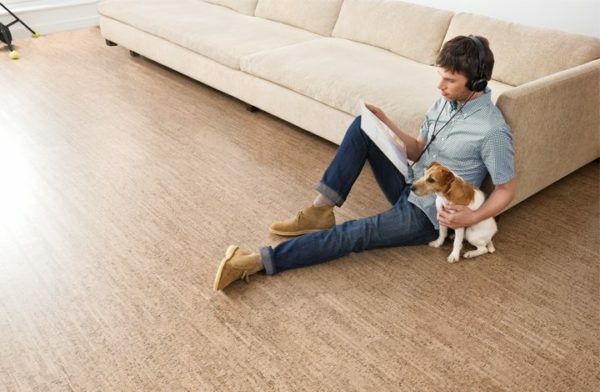 Cork põrand istuda ei külm kui mõnikord tore kasutada, mugav jalgu sirutada