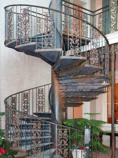 Atsižvelgiant į šalies namas stiliaus interjerą ir atrodo elegantiškai Metalo spiraliniai laiptai su elementais meno kalimo