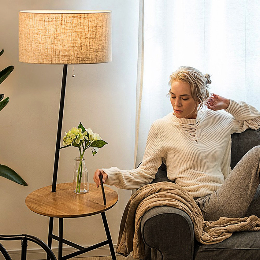 lámpara de pie con una mesa al lado del sofá o una silla - es la opción de alojamiento más popular