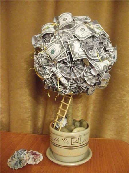 You can use the money topiary not only for a gift, but also for decorating a room