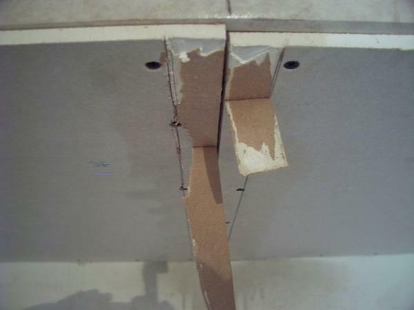 Konstruktioner av gipsskivor inkluderar lakan leder och fixeringspunkter som är tydligt på ytan av tapeten klistras korrekt