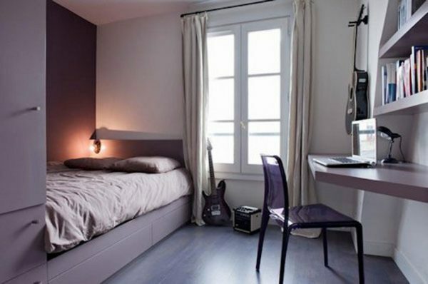 cama queen-size para um quarto no estilo do minimalismo moderno.