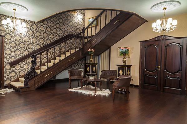 Prieškambaris su laiptais į antrą aukštą Nuotrauka: koridorius narve ir spintos, interjero dizainas privačiuose namuose, tapetai