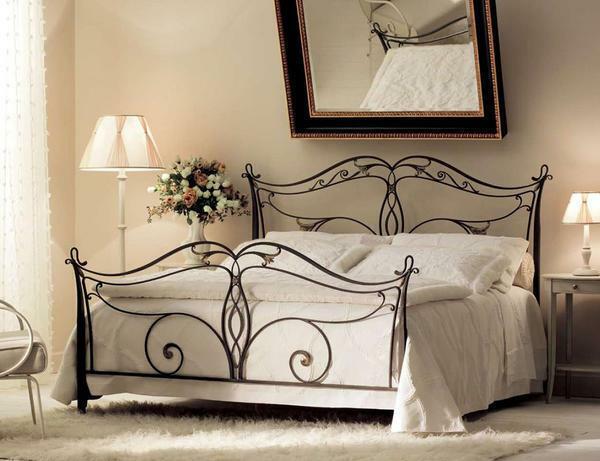Kovani postelja z veliko mehko blazino izgleda super v klasičnem okolju, v katerem je minimalna količina opreme
