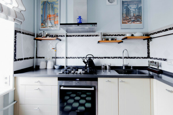 Pagrindiniai virtuvės spalvos: juoda, balta, ruda