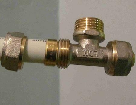 Fittings for metal-plastic pipes may differ in size and quality