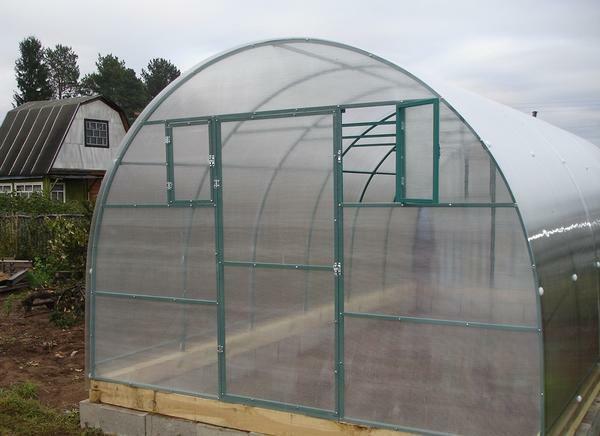 The strengthened greenhouse made of polycarbonate has good strength and long service life