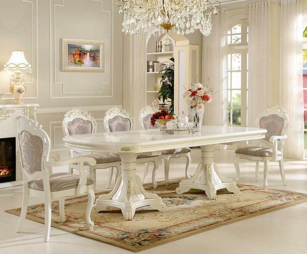 Prostrani dnevni boravak je vrlo luksuzan izgled je veliki stol za ručavanje