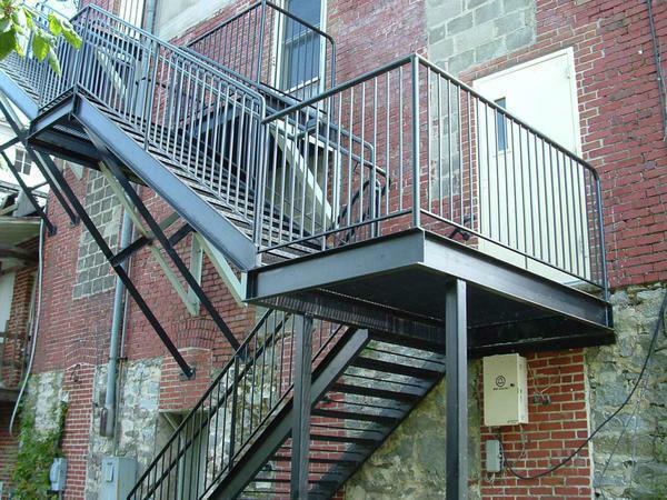 Metal grating steps - the best option in terms of practicality for a street staircase