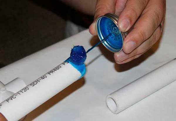 When choosing a glue for PVC pipes it is necessary to take into account its characteristics and features