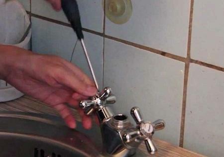 Antes de mudar a torneira na cozinha, você precisa se familiarizar com a parte teórica do processo