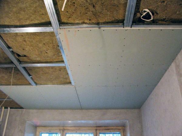 If the ceilings in the holiday home are high enough, then you can cover them with sheets of plasterboard. This material is perfect for both residential and non-residential premises