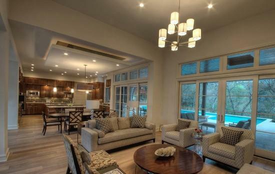 Harmoniski iekārtots dzīvojamā istaba lauku mājā rada patīkamu un mājīgu atmosfēru
