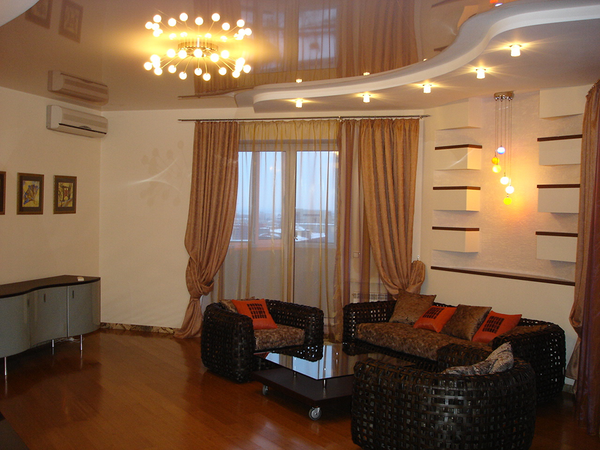 plafonds brillant donnent à la pièce un effet spécial de luxe, ce qui rend plus mémorable pour les invités