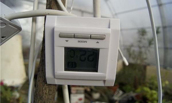 The electronic thermostat is able to react even to the slightest changes in the temperature regime