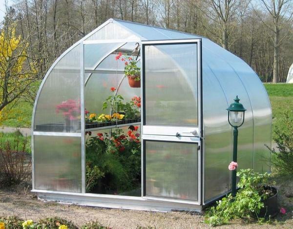 Een van de voordelen van een opvouwbare tuin kassen vermeldenswaard compactheid, uitgebreide functionaliteit en een lange levensduur