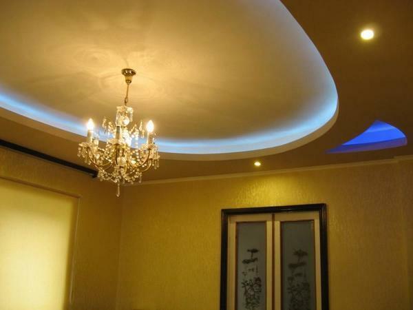 Ceilings single-level tension: with spotlights, photo of two-color, types of matte in the bedroom, with lighting design