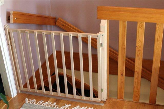 The child safety gates must be installed in the doorway and on the stairs in order to prevent the child from moving to dangerous areas of the room