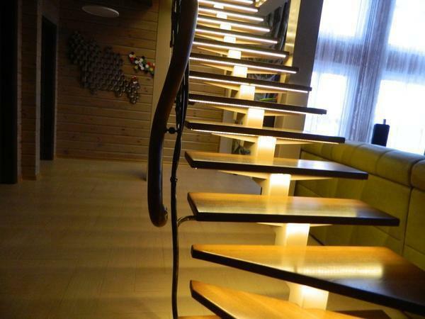 Når du vælger belysning til trappen, skal du være opmærksom på deres lys, fordi det skal være lyse