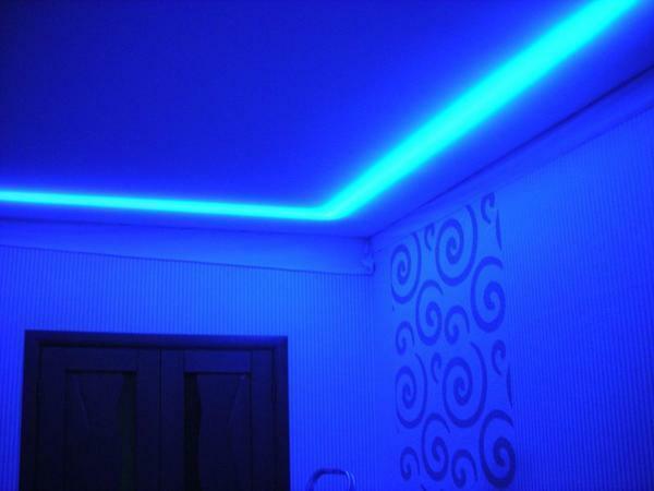 Ha kikapcsolja a fő fény LED szalag teremt különleges hangulatot bágyadt