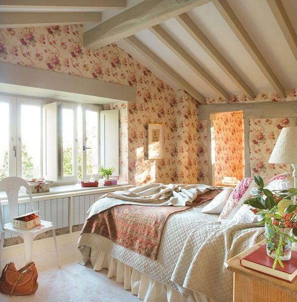 Za oblikovanje spalnico v oblikovalci podeželskem slogu priporočamo uporabo mehkih pastelnih barv