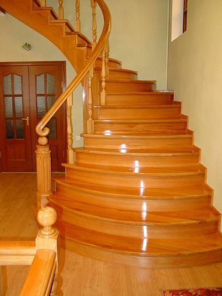Advantages of the larch staircase far exceed its disadvantages