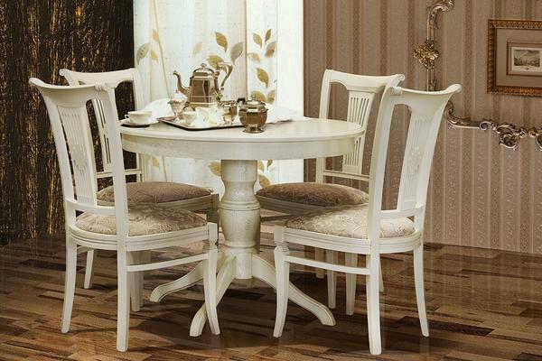 Biele stoličky v obývacej izbe môžu byť použité za účelom zvýšenia vizuálneho priestoru