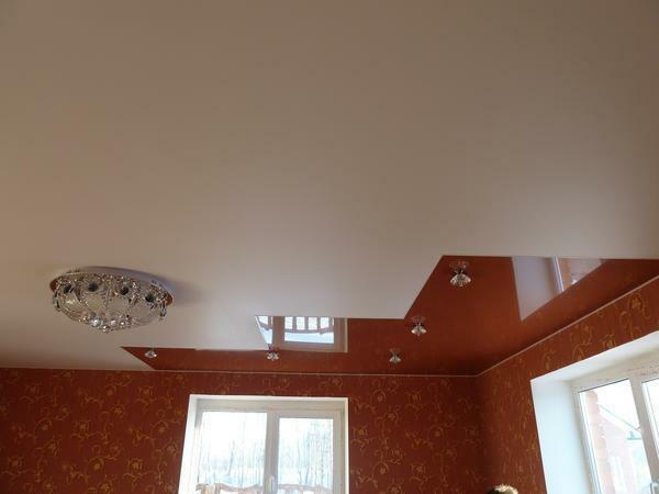 Za mat strop ne zdi monotono, lahko razlikujejo z lepljenjem sijajni premaz v nekem kotu ali po obodu