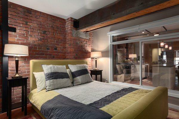 tasarım yatak odasında Loft tarzı konfor ve bireyselliği takdir edenler arasında çok popüler