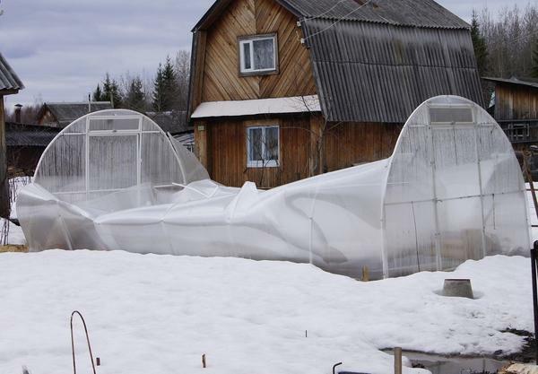 Til drivhus polycarbonat ikke tromle under vægten af ​​sne, skal det rengøres som det falder ud