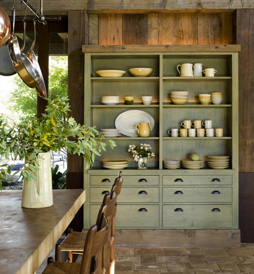 Natuurlijk hout wordt niet alleen gebruikt om meubels te maken, maar ook in de keuken decoratie 