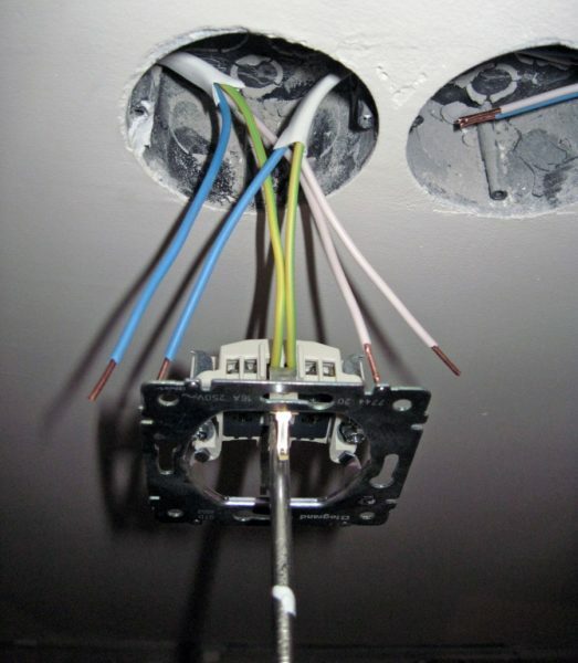 Classic improper earth connection in case. Portions of the wiring should not be connected in series.