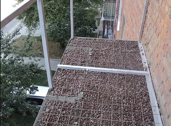 If the slab of the balcony is poured, the location of reinforcement reinforcement should vary