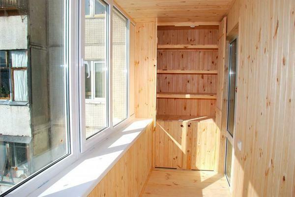 Če ste se odločili, da okrasite balkon z lesenim opažem, potem najprej ustrezno upoštevati oblikovanje prostora in pripravo gradiva za delo