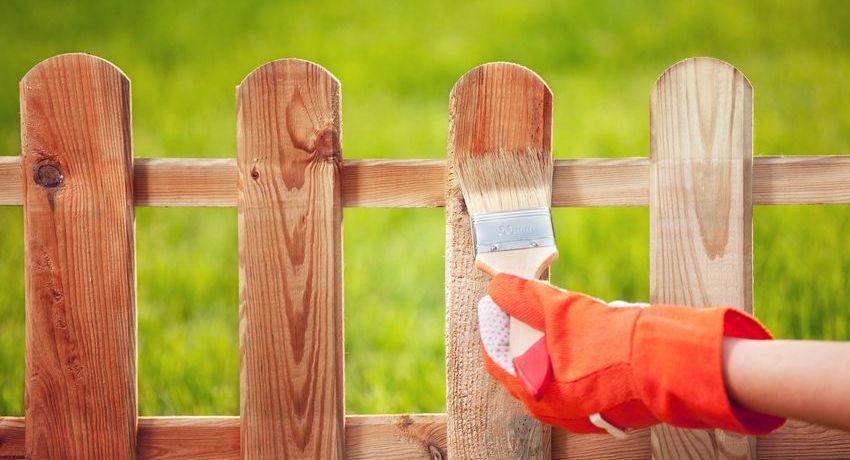 Una valla de madera a mano. soluciones interesantes a la esgrima moderna