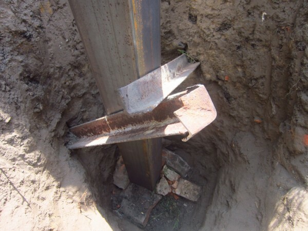 Several spacers in the underground part of the concrete will allow a much better fix the pole